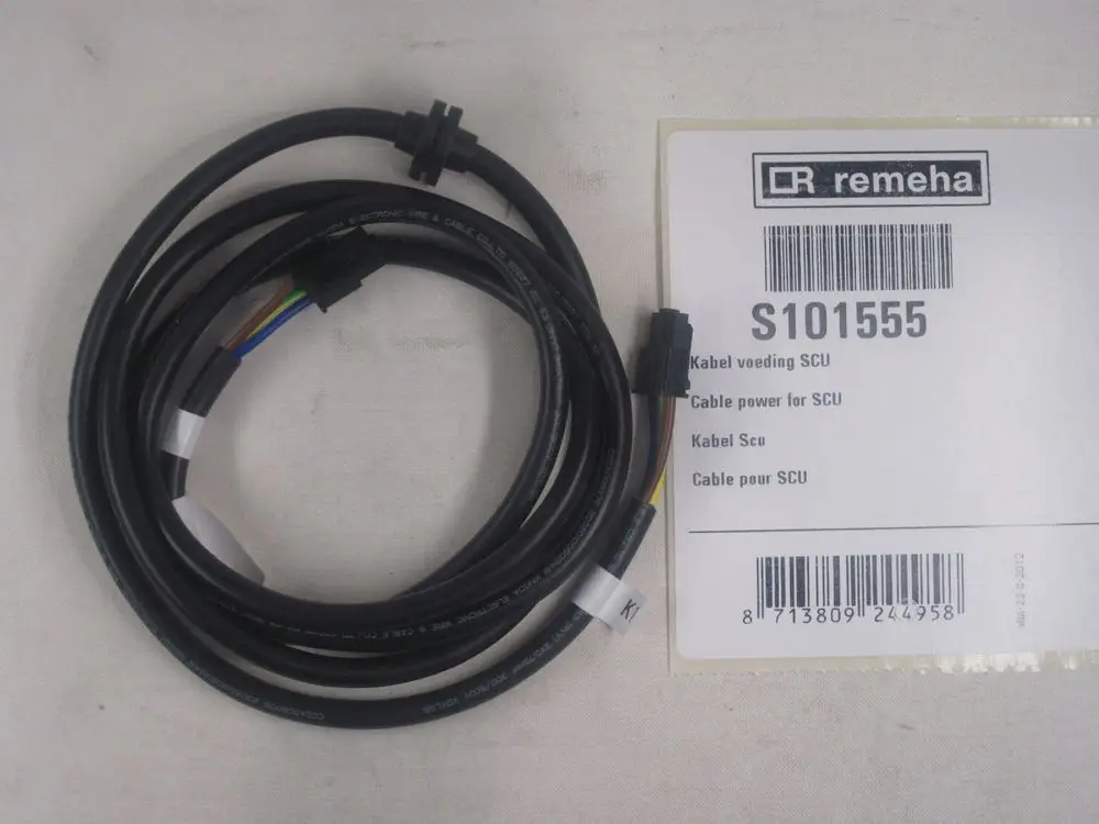 Kabel der Marke Remeha mit mehreren farbigen Leitungen und einem steckerartigen Anschluss, auf einem beschrifteten Träger zur Identifizierung.